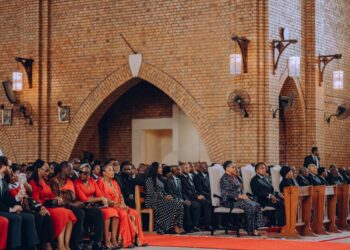 JUDITH SUMINWA honore la mémoire de François Kaniki à la Cathédrale Notre-Dame du Congo