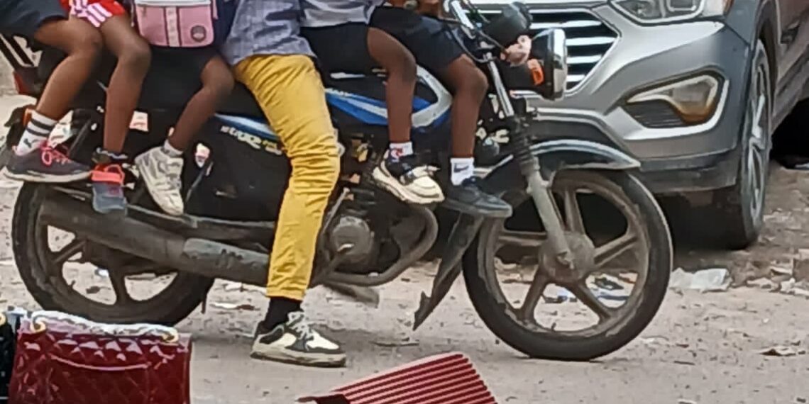 Sécurité routière en péril : le phénomène des motos surchargées met des vies en danger en RDC