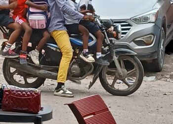Sécurité routière en péril : le phénomène des motos surchargées met des vies en danger en RDC