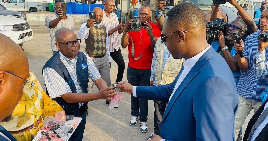SNEL SA : le DG Teddy Lwamba Muba impulse un nouvel élan avec la remise de pickups et bus