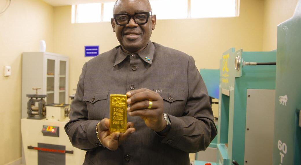 RDC : Louis Watum Kabamba inaugure la première raffinerie d’or du pays à Kalemie