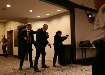 Donald Trump évacué après des tirs : photo de l&rsquo;auteur, « cinglé », « assassin en puissance »… Ce que l&rsquo;on sait