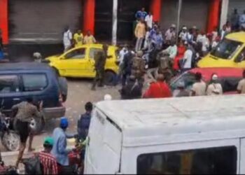 Marche contre l’accord migratoire : deux cadres d’ENVOL de Delly Sessanga interpelés à Kinshasa