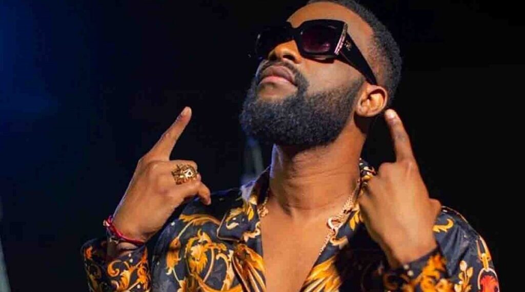 Fally Ipupa: ce garçon de Makelele au grand coeur qui a enterré son ami d&rsquo;enfance, le policier Martin en plein confinement (Illustration audio)
