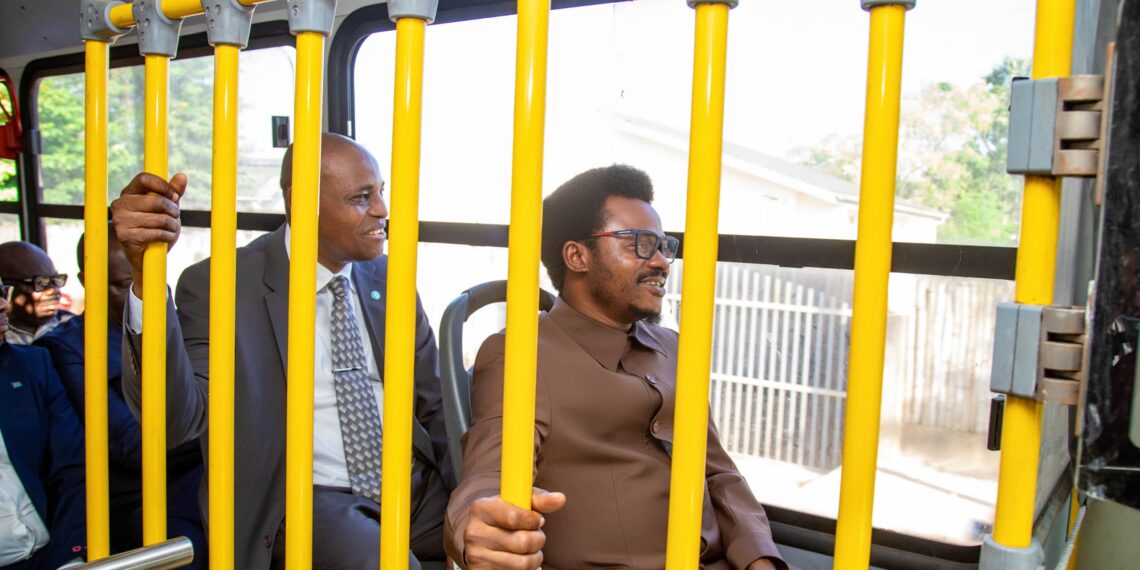 Kisangani : le gouverneur réceptionne deux nouveaux bus Transco pour soulager la population