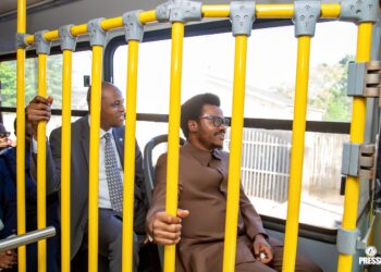 Kisangani : le gouverneur réceptionne deux nouveaux bus Transco pour soulager la population