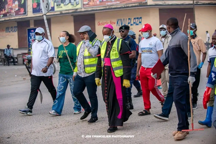TSHOPO : Mgr Léonard Ndjadi en première ligne pour l’assainissement du marché central de Kisangani