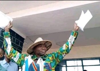 Tshikapa : En déchirant publiquement la Constitution, le maire Faustin Lumuluabu déclenche une vive controverse politico -juridique