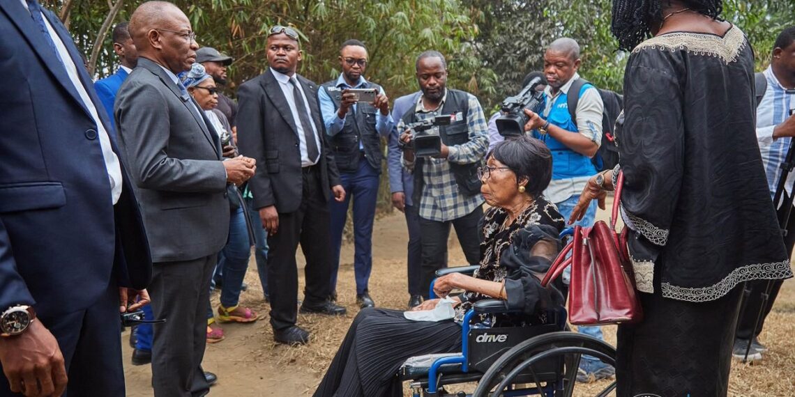 JUSTICE : UNE VEUVE DE 96 ANS RÉINSTALLÉE DANS SA PROPRIÉTÉ À KINSHASA APRÈS L’EXÉCUTION DE DÉCISIONS JUDICIAIRES