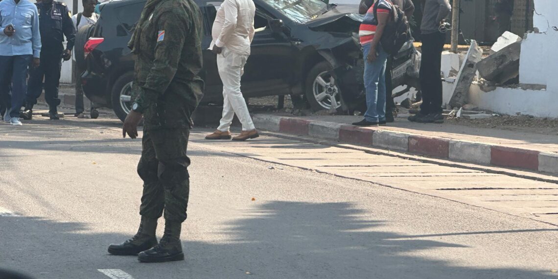 Kinshasa : un véhicule termine sa course contre le mur de clôture d’Utex Africa