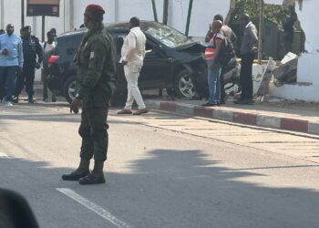 Kinshasa : un véhicule termine sa course contre le mur de clôture d’Utex Africa