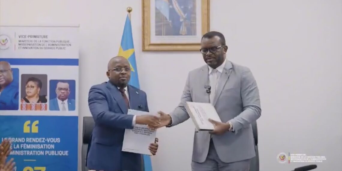 Fonction publique : Jean-Pierre Lihau remet à Jacquemain Shabani le nouveau cadre organique des Réformes institutionnelles