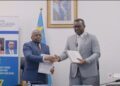 Fonction publique : Jean-Pierre Lihau remet à Jacquemain Shabani le nouveau cadre organique des Réformes institutionnelles