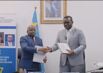 Fonction publique : Jean-Pierre Lihau remet à Jacquemain Shabani le nouveau cadre organique des Réformes institutionnelles