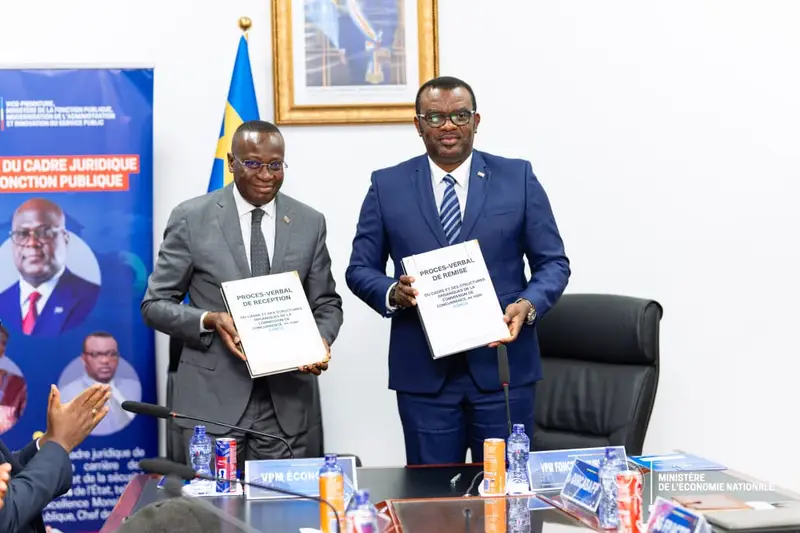RDC : Jean-Pierre Lihau remet à Daniel Mukoko Samba le cadre organique de la COMCO