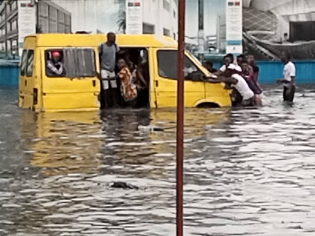 Kinshasa : la pluie a rendu difficile la circulation routière sur certaines artères de la capitale(vidéo)
