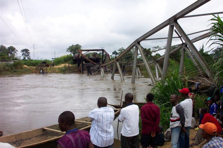 Urgent: des députés provinciaux du Kwilu emportés par les eaux sur le pont Maindombe, un seul survivant( vidéo)
