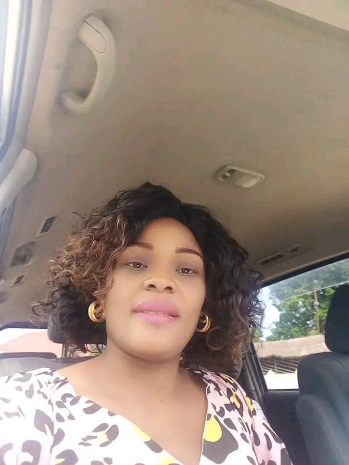 Kisangani: piquée par une crise de jalousie,la ministre du Budget bouscule son mari et ses amis dans un bistrot (vidéo)