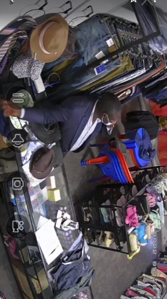 Urgent : un client en cache nez vide la caisse d’un super marché et se tire(vidéo)
